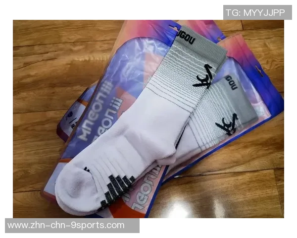 足球袜的魅力与时尚穿搭探讨，展现运动与个性的完美结合